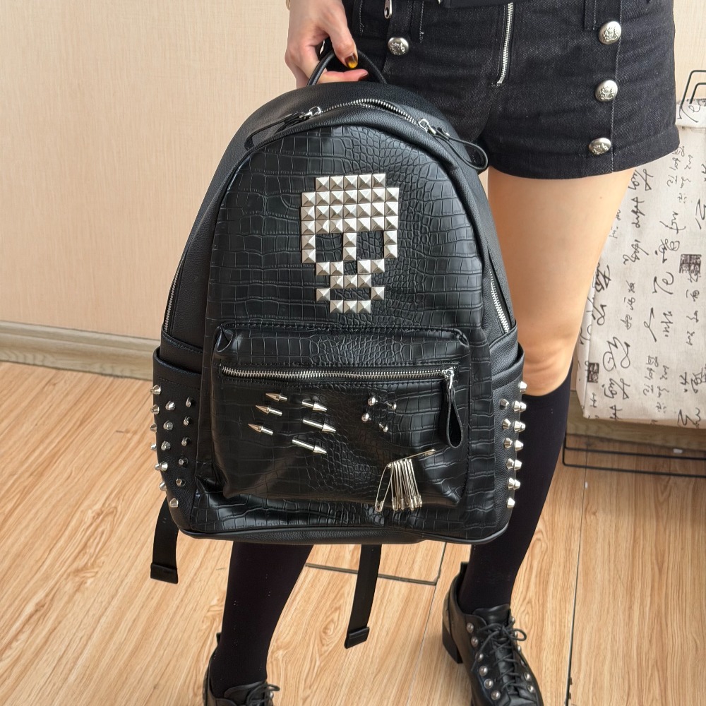 Fashion Backpack Women - オリジナルブラッククロコダイルパターンスカルリベットバックパックピン装飾ストリートファッションコンピュータスクールバッグ男性と女性用