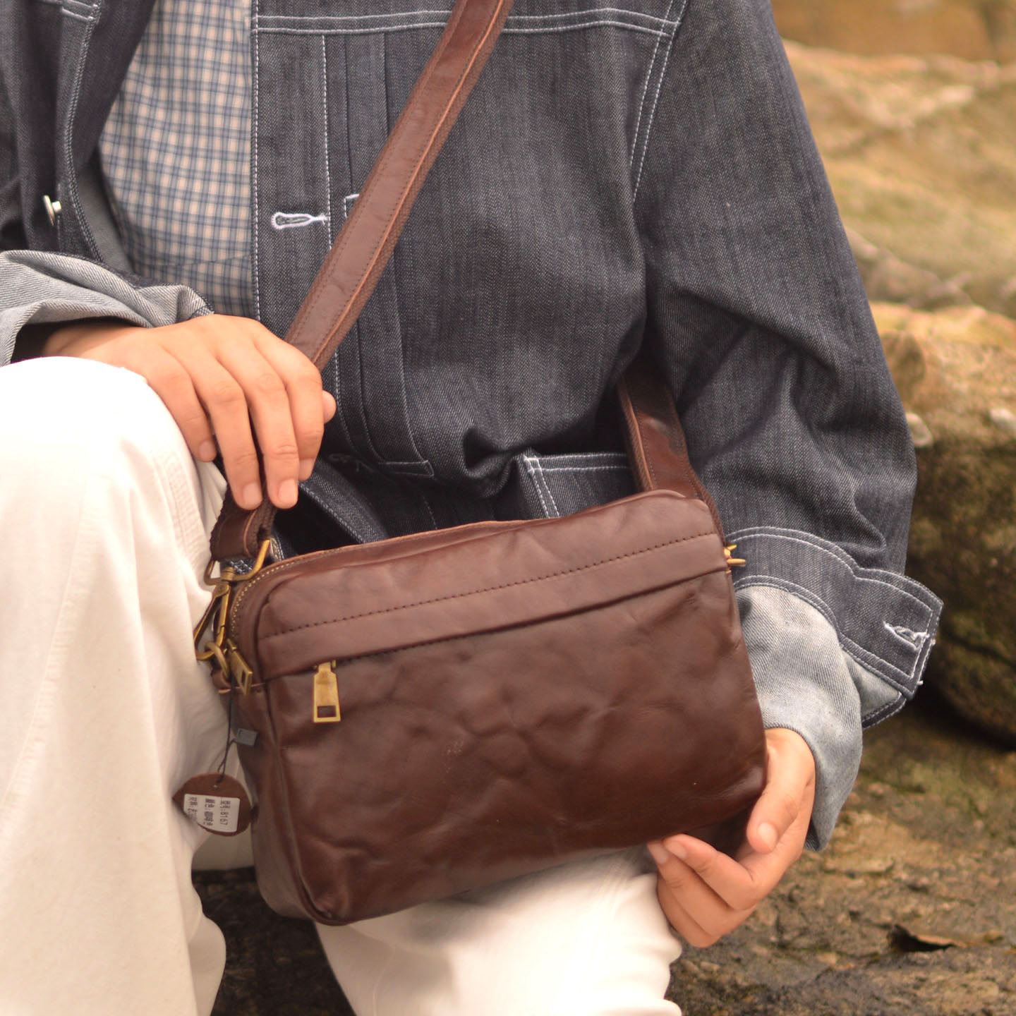 Leather Backpack Vintage - AETOO 新しくデザインされたヴィンテージクロスボディバッグ、タンニンなめし革製バックパック、シングルショルダーバッグ、牛革の最上層、トレンディなモバイルバッグ